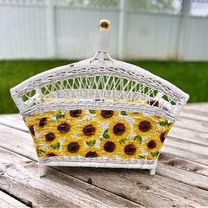 Vintage White Sunflower Lady Bug Print Whicker Divided Basket 19” x 17” x 7.5”